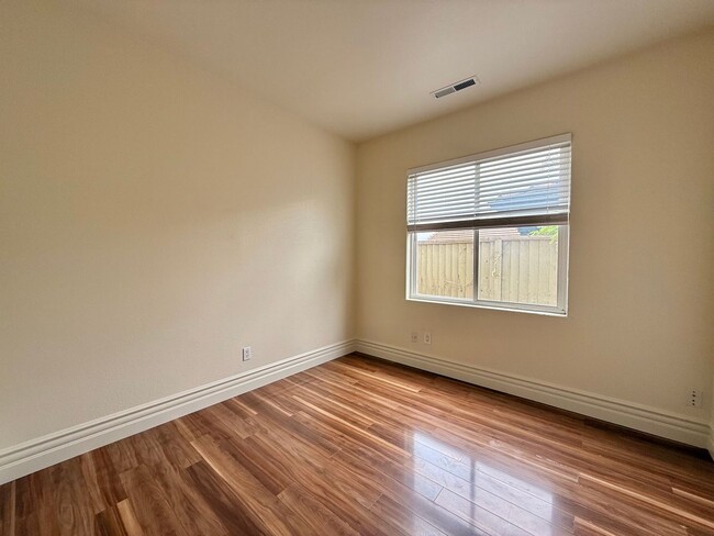 Building Photo - Large Hollister Home