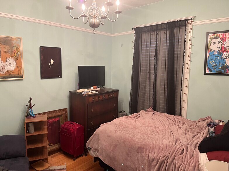 Building Photo - 1427 W Berwyn Ave