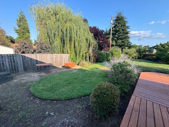 Building Photo - Beautiful 3 Bedroom In Eugene MOVE IN SPECIAL $300 off 1st month rent