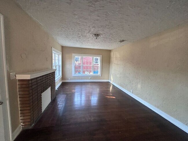 Building Photo - 3 Bed, 1 Bath Home with Fenced Yard / Pet-Friendly / Available Now!