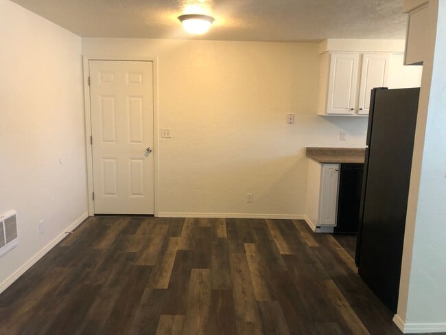 Building Photo - Freshly updated 2 bedroom 1 bathroom duplex with garage!