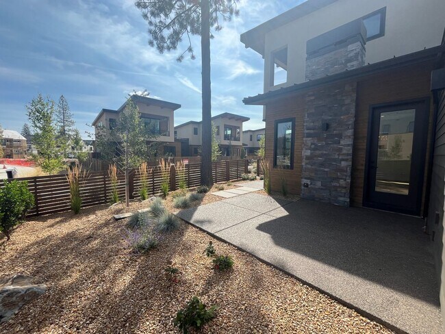 Building Photo - Like-New Townhome in the Gorgeous Terrane ...