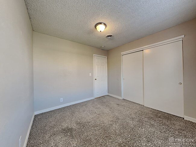 Building Photo - 1373 Hobart Dr