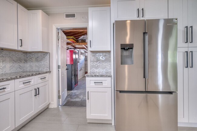 Building Photo - Treasure Island Three Bedroom, Two Bath Furnished Single Family Home on the water.