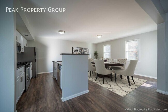 Building Photo - Available Now! 2 Bedroom Flat Near the Sho...