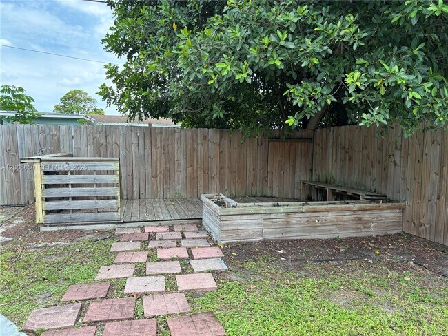 Building Photo - 6335 SW 21st St