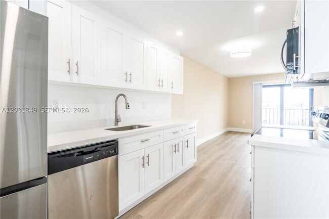 Building Photo - 6960 Rue Vendome