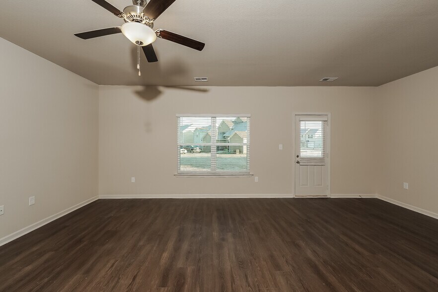 Building Photo - 425 Clover Cir