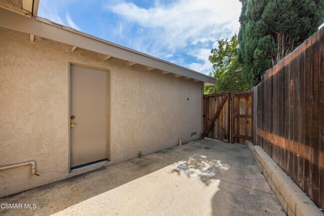 Building Photo - 865 W Hillcrest Dr