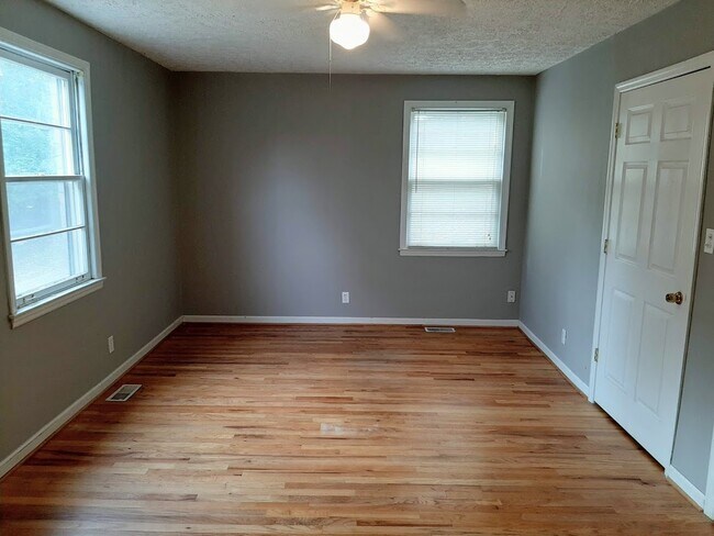 Building Photo - 105 Travis St