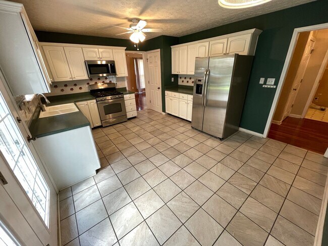 Building Photo - 3914 Stone Hollow Dr