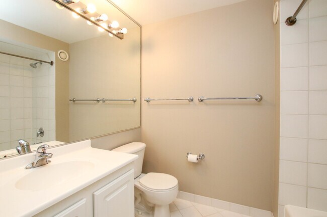 Building Photo - 345 N La Salle Dr