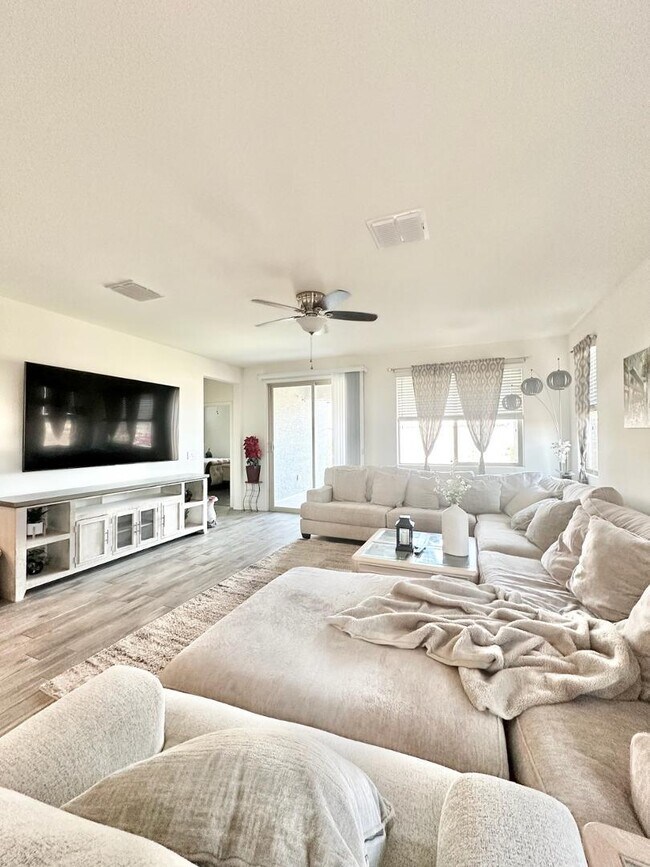 Building Photo - 16492 W Caldwell St