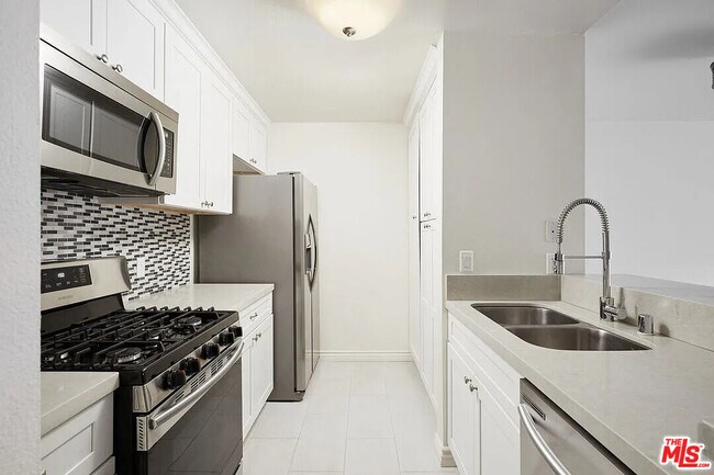 Building Photo - 909 Croft Ave