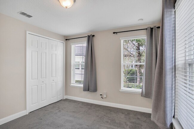 Building Photo - Beautiful 4 bedroom/ 2 bathroom home in Ri...