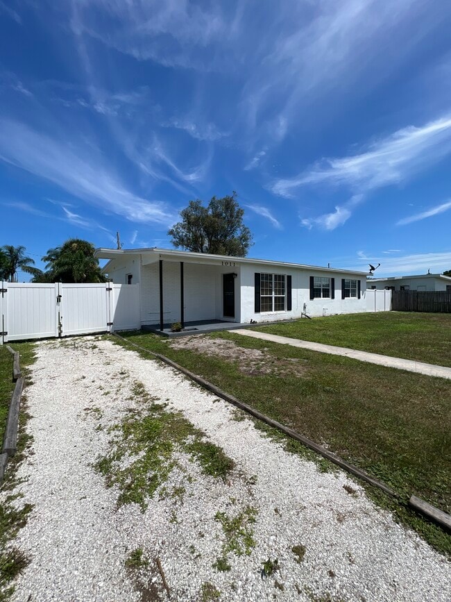 Building Photo - 1011 Bianca Dr NE