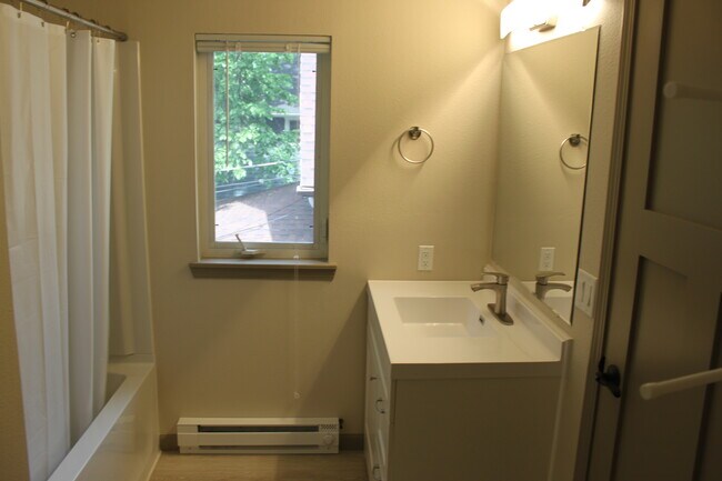 Bathrm Sink, Shower/Tub - 1109 5th Ave S
