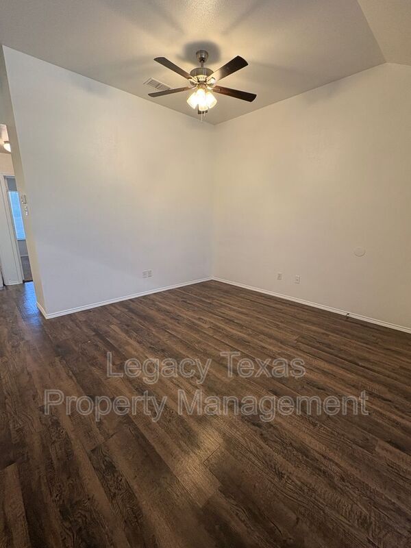 Building Photo - 641 Woodard Ave