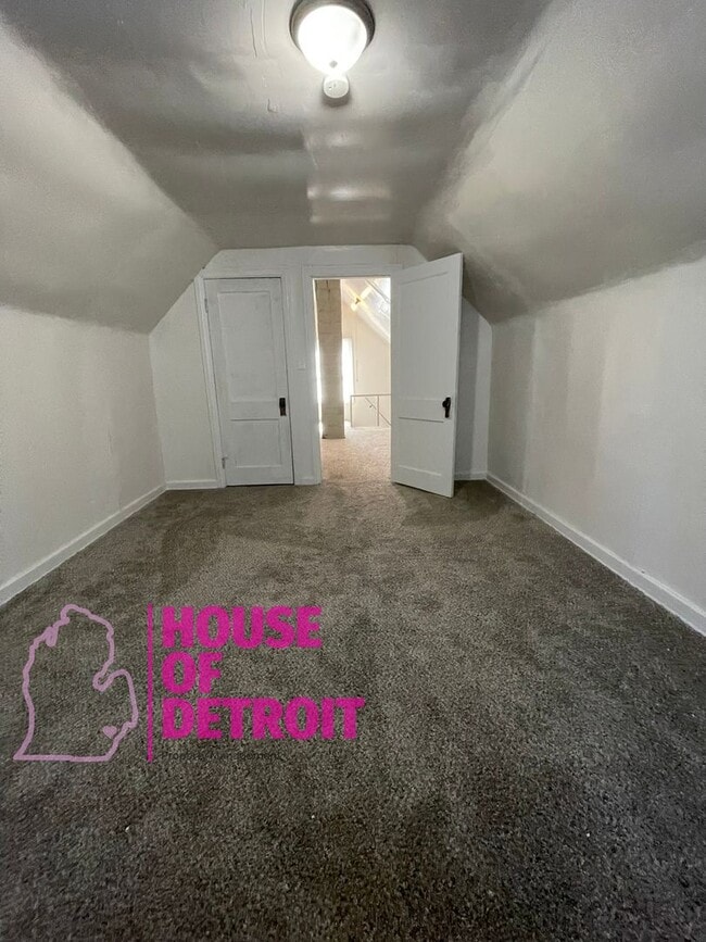 Building Photo - 3 BEDROOM 1 BATH FREE PRE-SCREEN