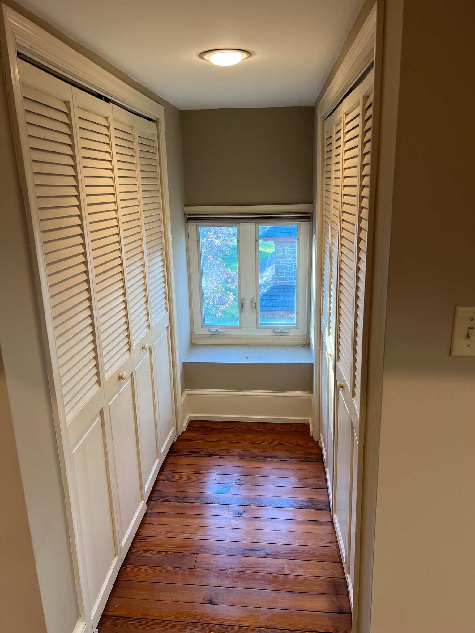 Building Photo - 207 E Main St