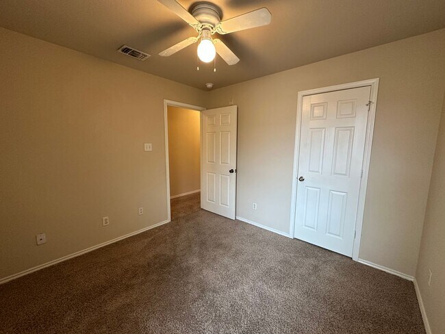 Building Photo - Townhouse available for IMMEDIATE move in