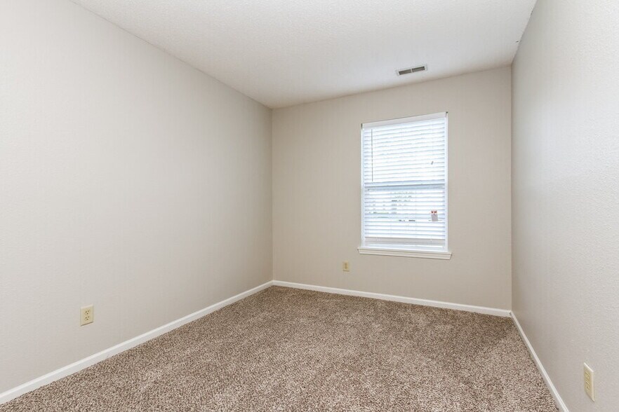 Building Photo - 748 Millbrook Dr