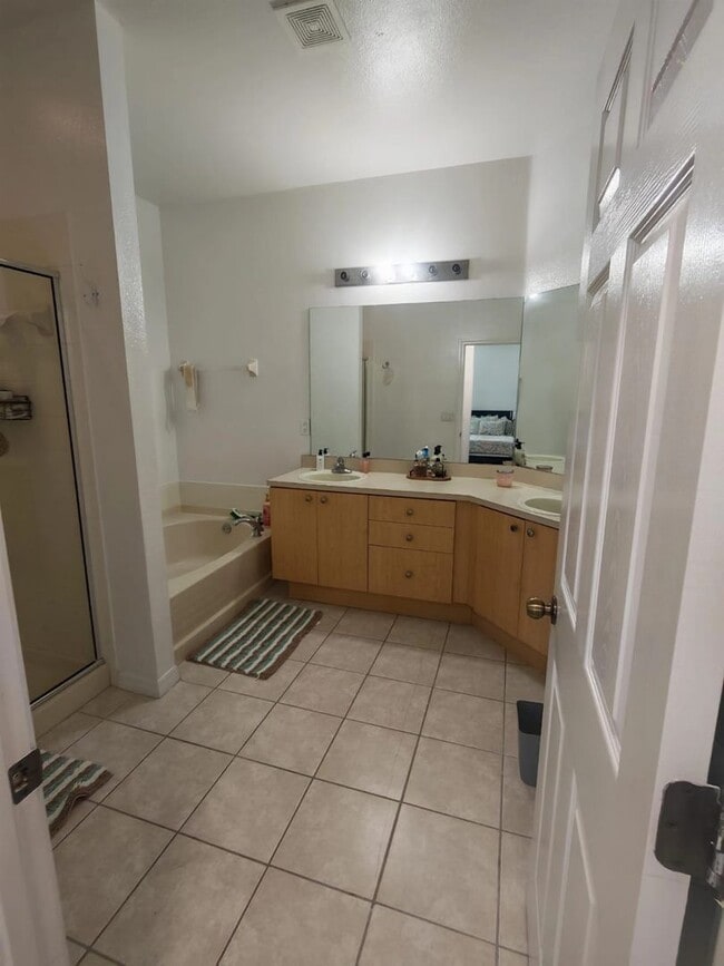 Building Photo - Fully Furnished Townhouse with Water View ...