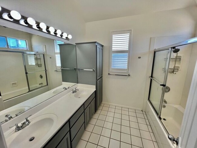 Building Photo - VIEWS VIEWS VIEWS From This Townhome With ...
