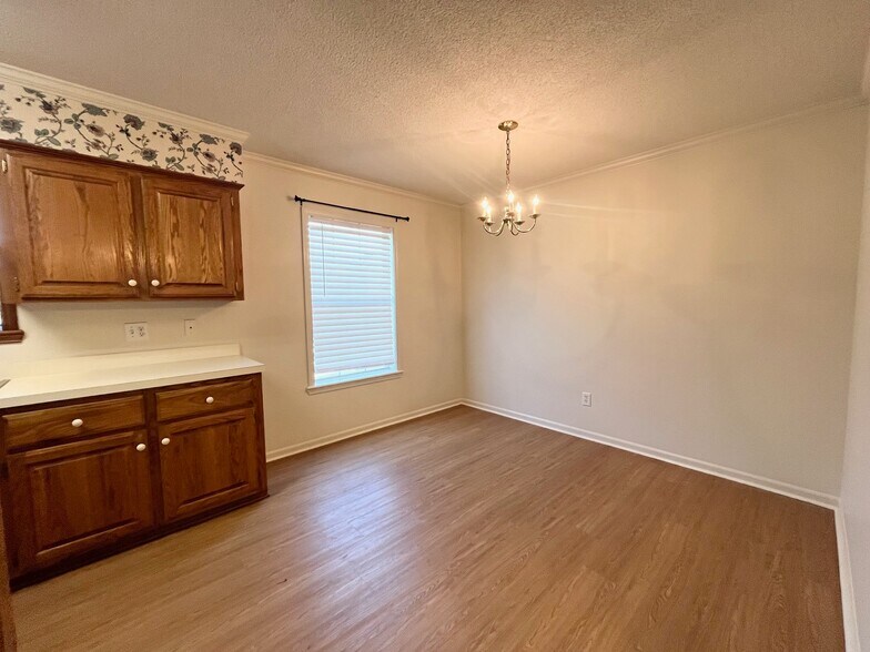 Dining/Kitchen - 122 Mall Cir