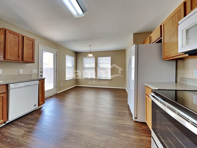 Building Photo - 729 Redwing Dr