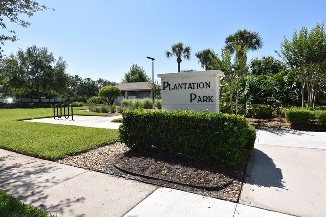 Building Photo - 4 Bed/3.5 Bath, Pool and Waterfront home, ...