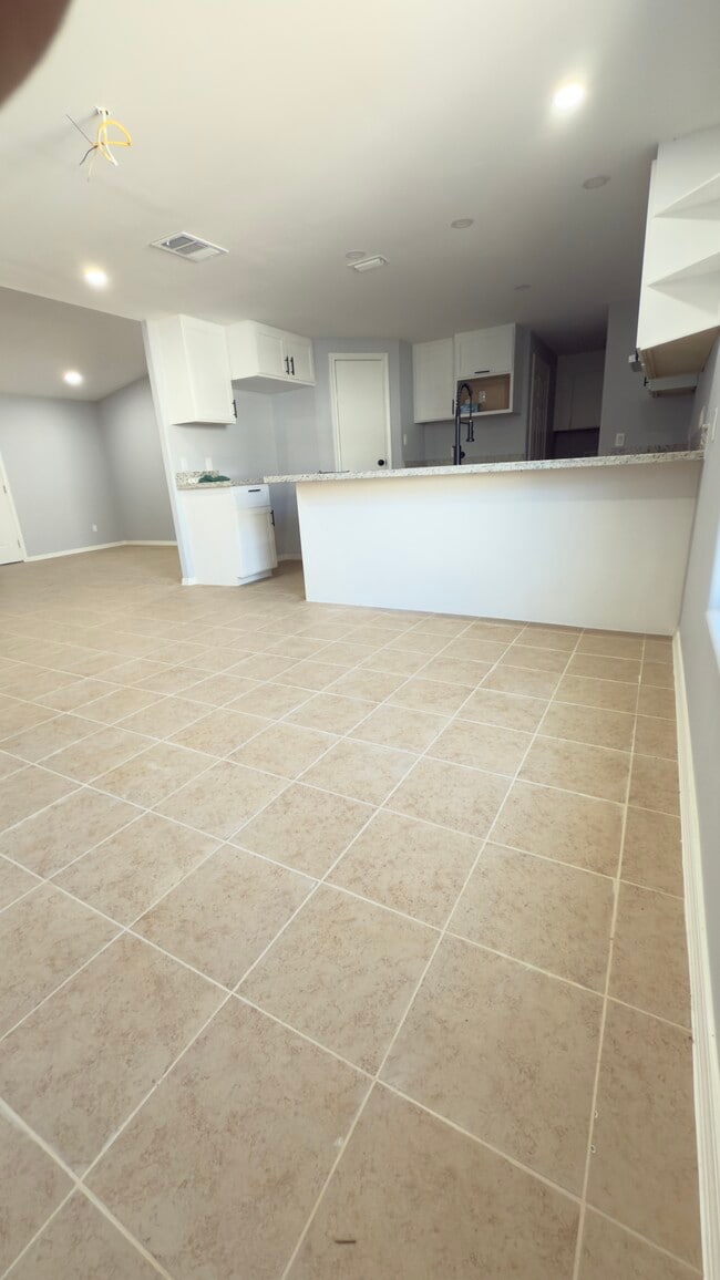 Building Photo - 712 Independence Dr