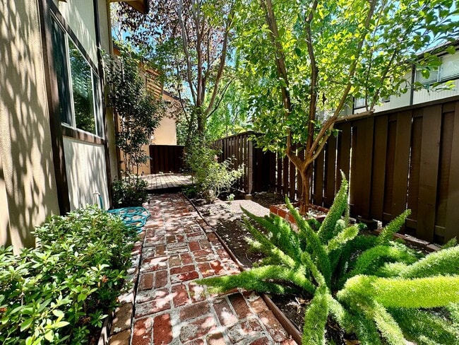 Building Photo - Spacious 3 Bed 2.5 Bath Walnut Creek Townhome - Commuter's Dream!
