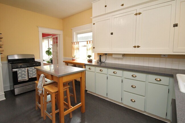 Building Photo - Delightful Remodeled Alberta Arts 3 Bed/2 ...