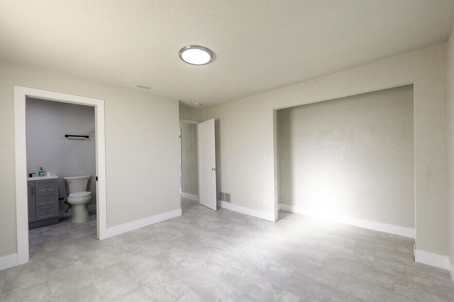 primary and ensuite - 49 Timber Trl