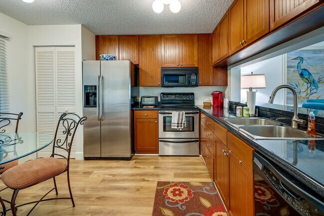 Building Photo - 5708 Deauville Cir