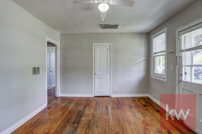 Building Photo - One Level, 2 Bedroom Unit in Kingsport