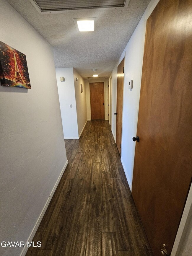 Building Photo - 615 Lakeview Dr