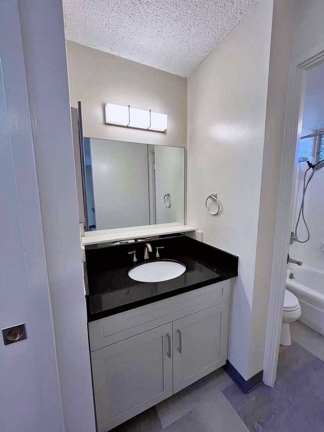 Primary Photo - 1 Bedroom 1 Bathroom 1 Parking in Makiki
