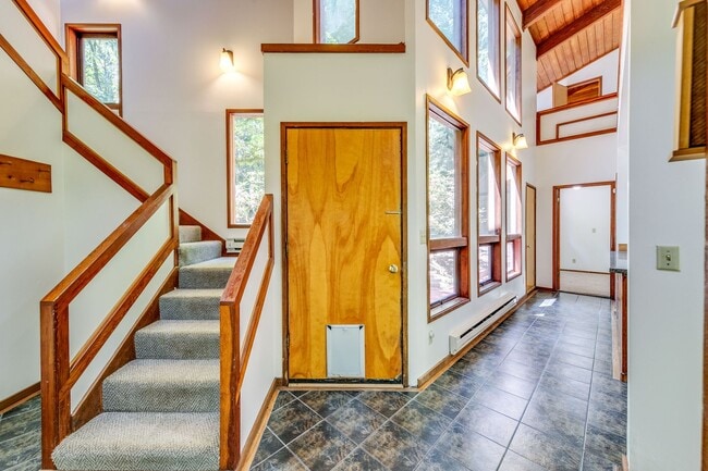 Building Photo - Private 3 Bedroom Home in the Woods