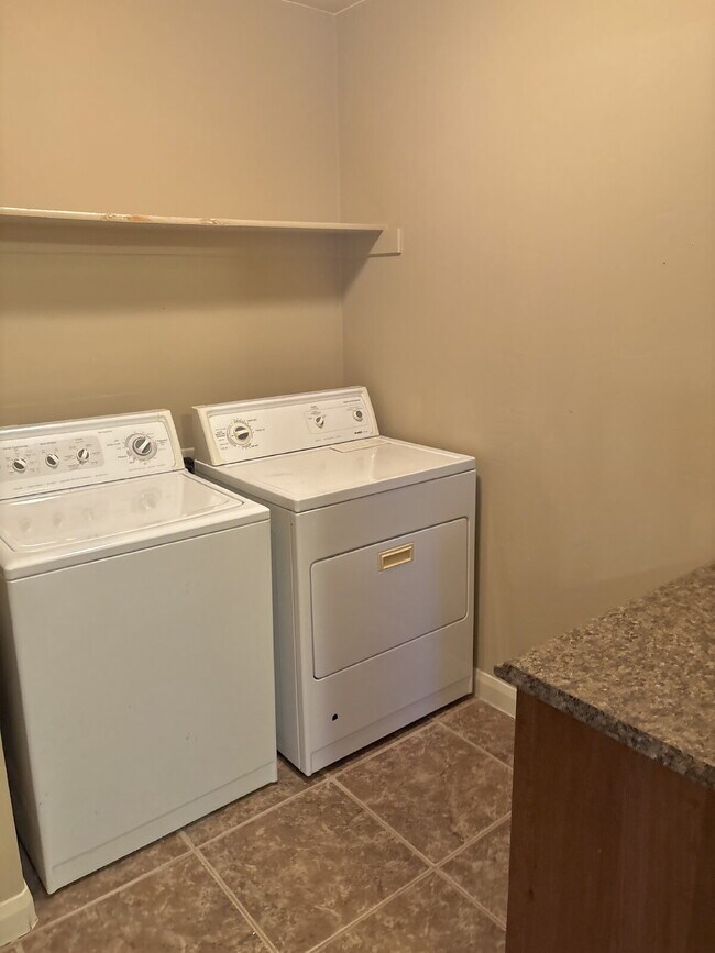 Building Photo - "Charming 3-Bed Townhouse in Cedar City – Spacious 1365 Sq Ft with 2.5 Baths!"