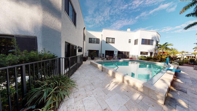 Building Photo - 1121 Bel Air Dr