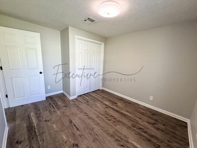 Building Photo - Freshly Updated 2BR Home with Large Yard
