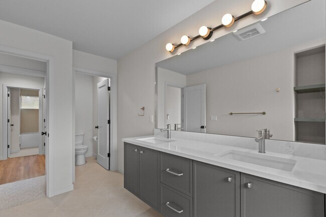 Building Photo - 2bd/1.75ba Seattle Home