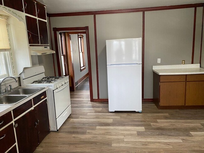 Building Photo - 3 Bedroom home in Rothschild!