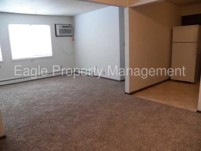 Building Photo - Hiawatha Large 2 Bedroom Heat/Water Paid!!