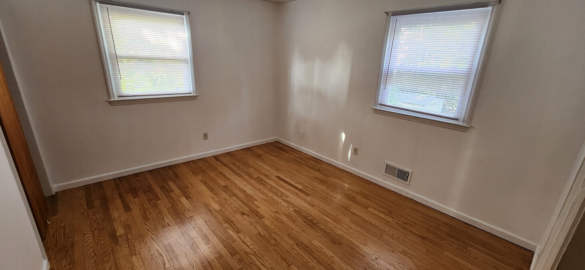 Building Photo - 40 Temple St