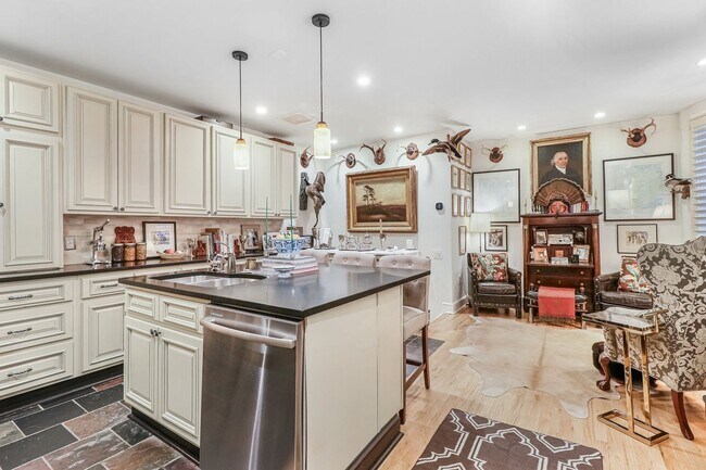 Building Photo - Amazing Adams Morgan Two-Level Condo| Parking included!