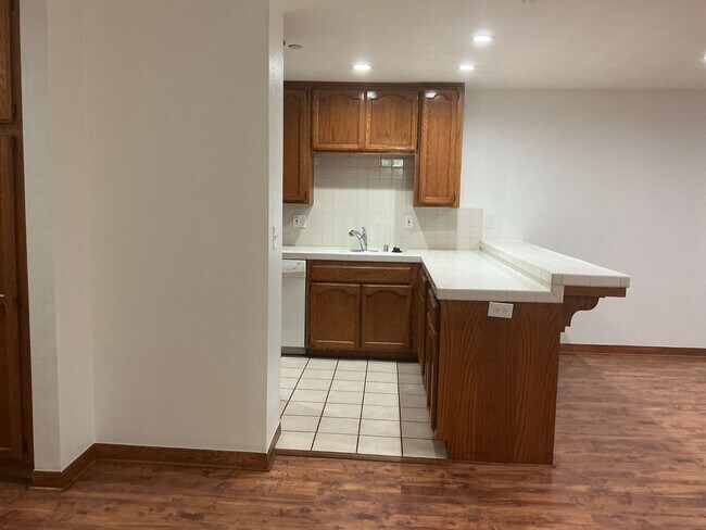 Building Photo - Los Caballeros #325