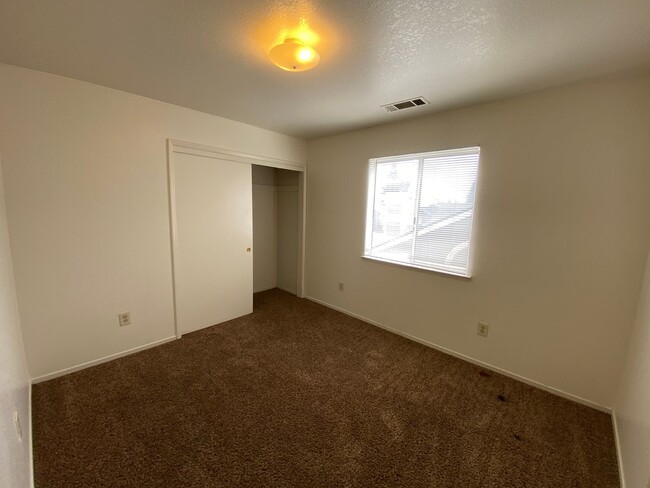 Building Photo - Charming 3 Bed/2.5 Bath on Packwood coming...
